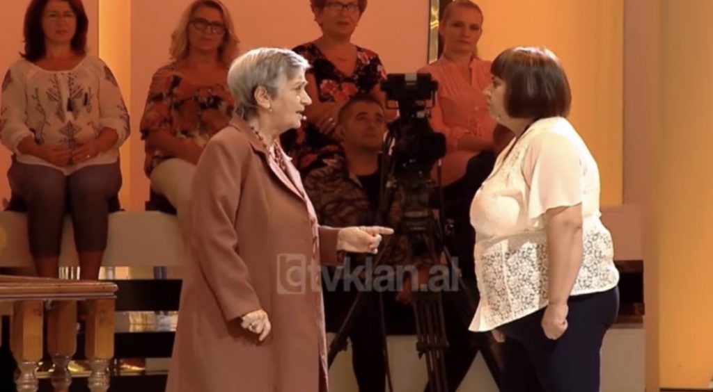 Motrat vlonjate sherr live: Jazëk të qoftë ty dhe turp… unë s’kam bukë, ti del xhiro me makinë