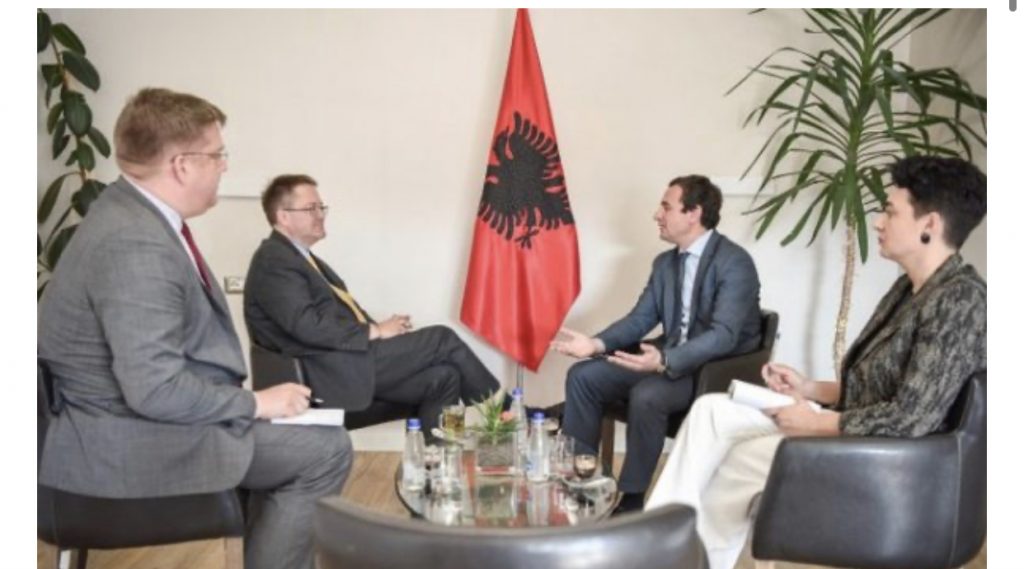 Flamuri shqiptar në zyrën e Albin Kurtit, Vuçiç i ankohet  ambasadorit britanik