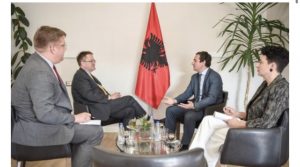 Flamuri shqiptar në zyrën e Albin Kurtit, Vuçiç i ankohet  ambasadorit britanik