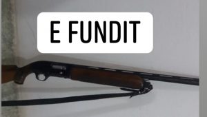 Dy motrat sherr me nusen e vëllait, njëra e rreh, tjetra i drejton armën