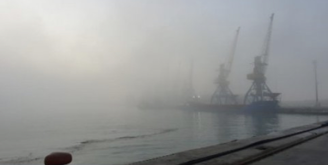 Një mjegull e dendur ka përfshirë tërësisht Portin e Durrësit
