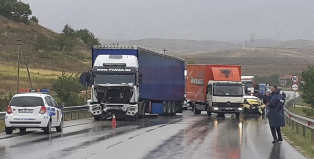 FOTO/ Aksident  në Korçë-Pogradec, humb jetën shoferi i Benzit me targa greke