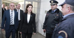 Etilda Gjonaj  lëviz shumicën  e drejtuesve të burgjeve