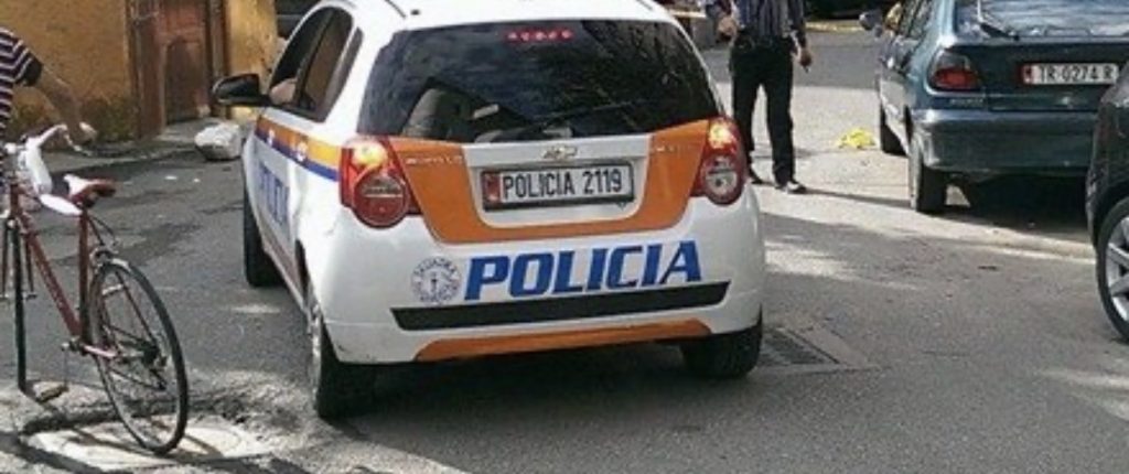 Tiranë/Ndalohen  dy të rinj me doza droge pranë një shkolli