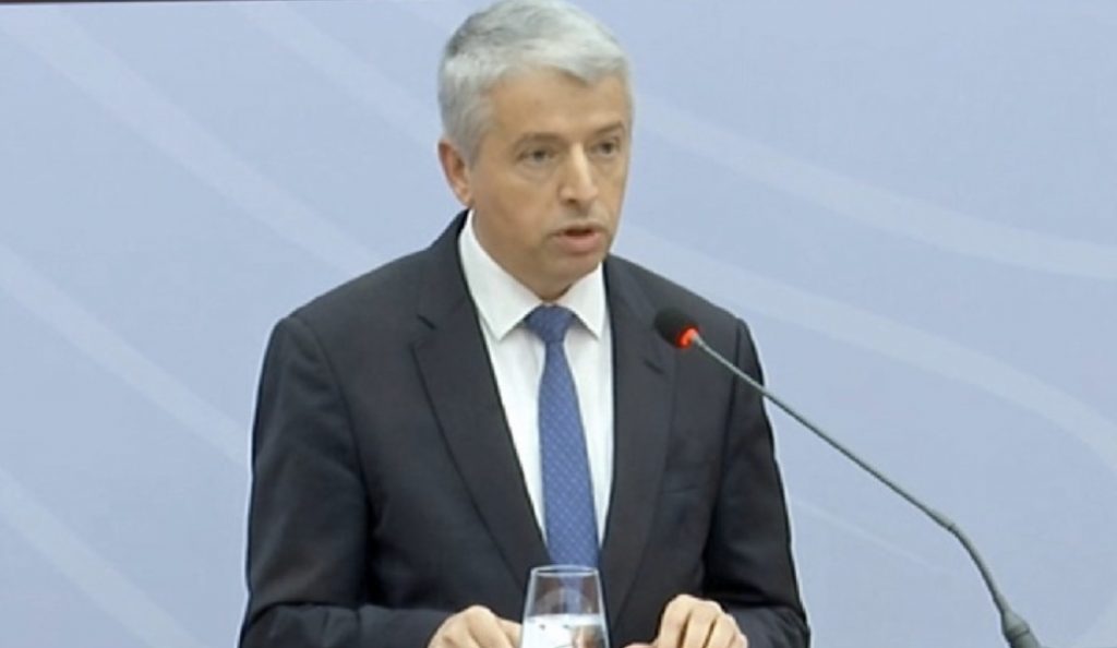 Ministri i Brendshëm i përgjigjet Bashës: Ke në biografi Lazaratin. Je zhytur…