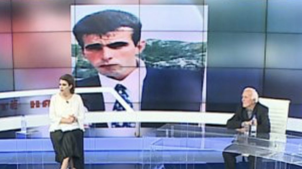 Babai tregon “zhdukjen” e djalit: Më la nusen me dy vajzat