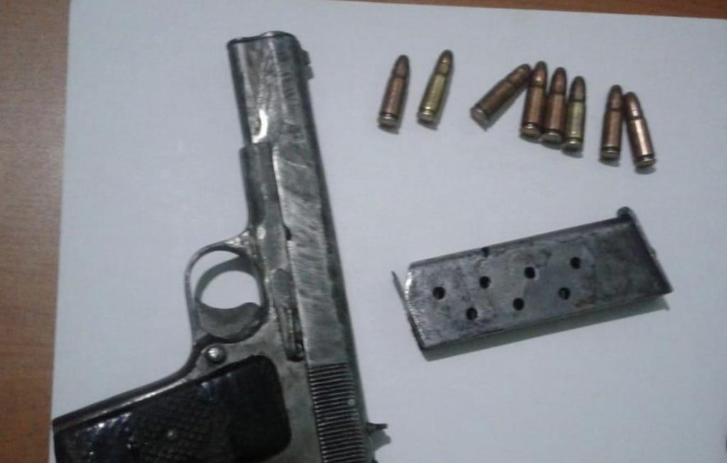 Armë e fishekë në brez, arrestohet 33-vjeçari
