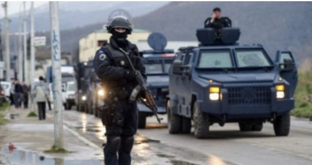 VIDEO/ Pamje nga aksioni në Mitrovicë, po kërkohet edhe i dyshuari i tretë. Ja çfarë u gjet