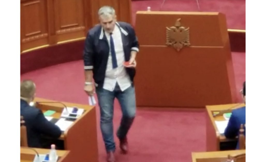 Rebeli  Gjuzi , kërcënon Ruçin me mocion shkarkimi
