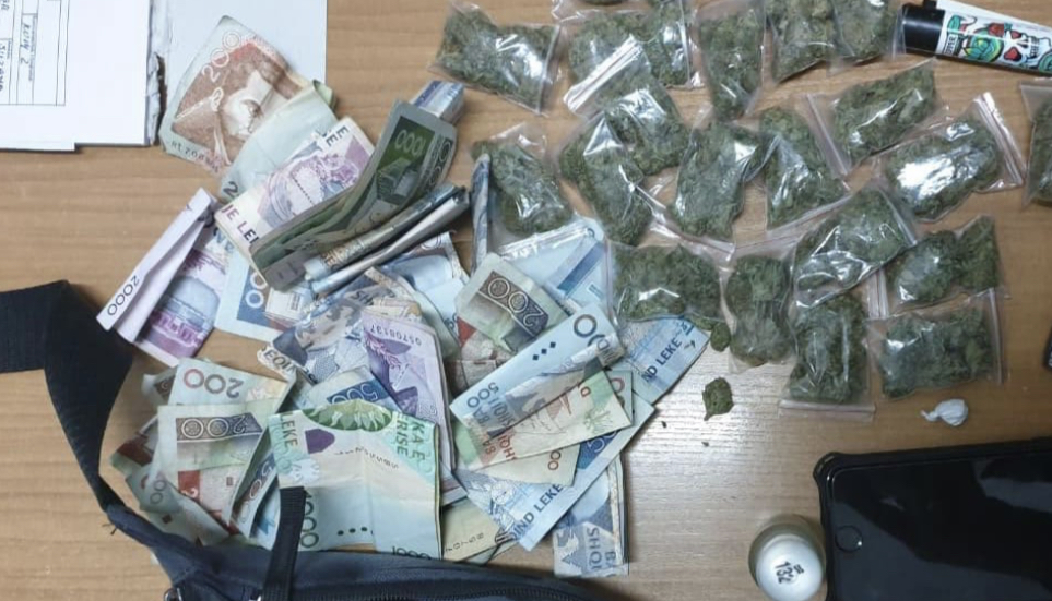 Policia e Tiranës arrestoi një shpërndarës lëndësh  narkotike