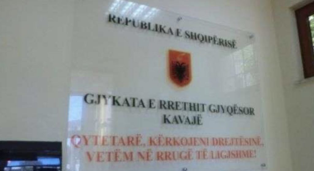 Lihet në burg vëllai i policit që vrau të ish-dashurin e shoqes në Kavajë