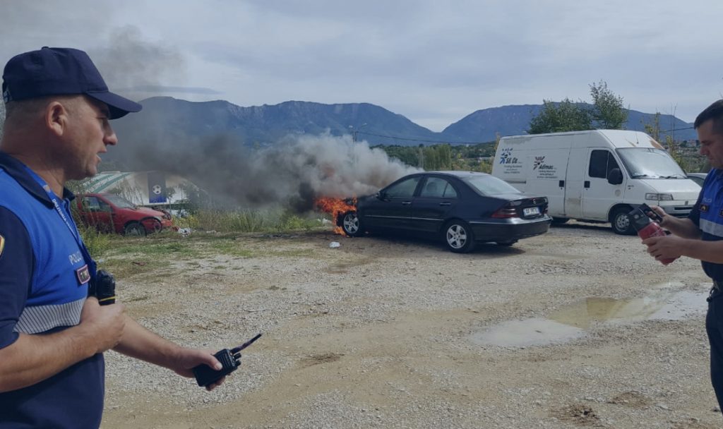 VIDEOLAJM/ Digjet makina te Liqeni i Thatë, polici tenton të fikë zjarrin, i mbaron bombola me ujë