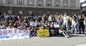 73%  e studentëve shqiptarë, në vështirësi financiare