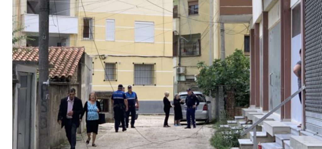Bie nga ballkoni, humb jetën në vend 60-vjeçari në Fier