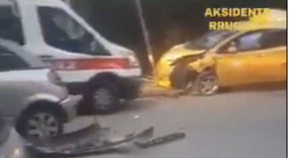 VIDEO/ Aksident në Tiranë, përplasen tre makina