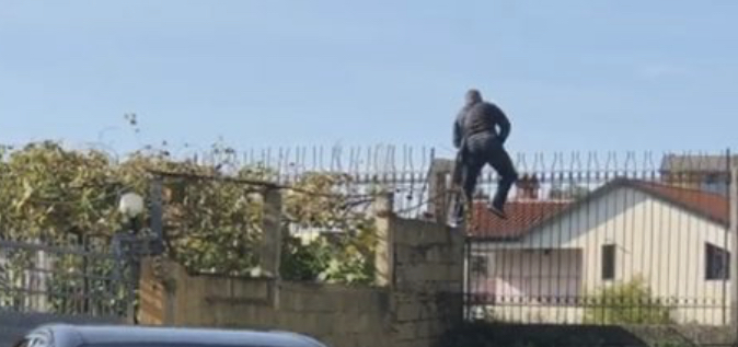 I hipur mbi kangjella, duke shpejtuar të shpëtojë