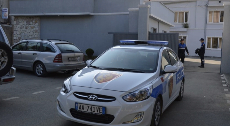 I vjedhin gjithë paratë në kasafortë. Flet gruaja: Ishin tre djem, dy prej tyre …