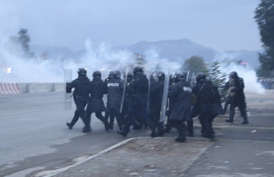 VIDEO/Përplaasja e policisë me banorët ka qenë e fortë , me bomba molotov dhe gaz lotsjellës