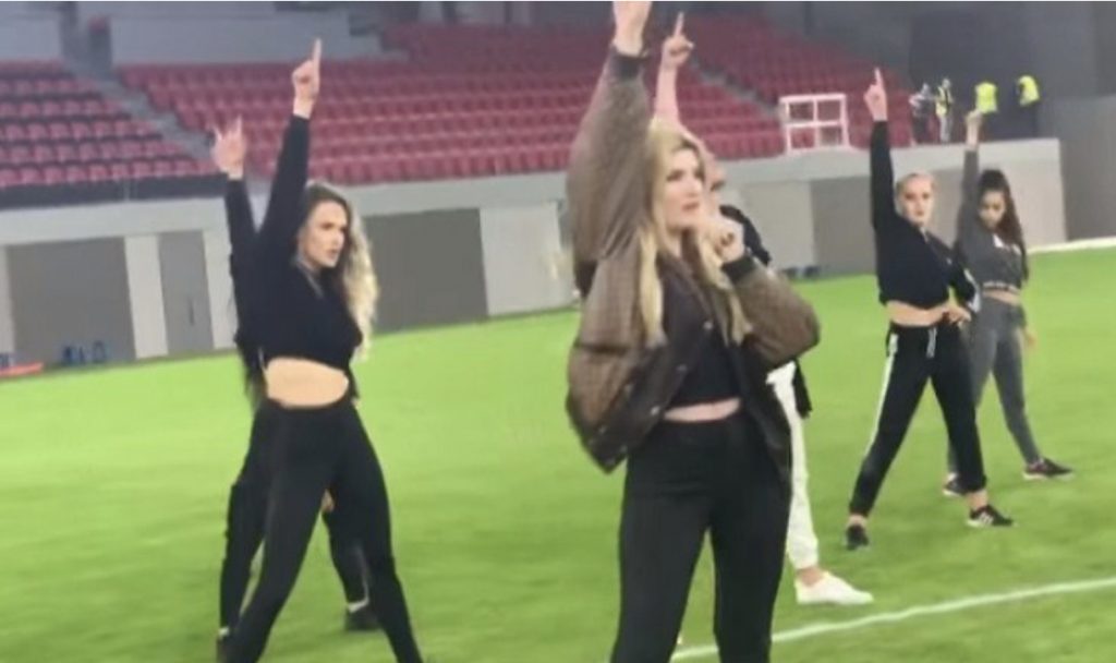 Video/ Përgatitjet e Era Istrefit për ceremoninë inauguruese të stadiumit