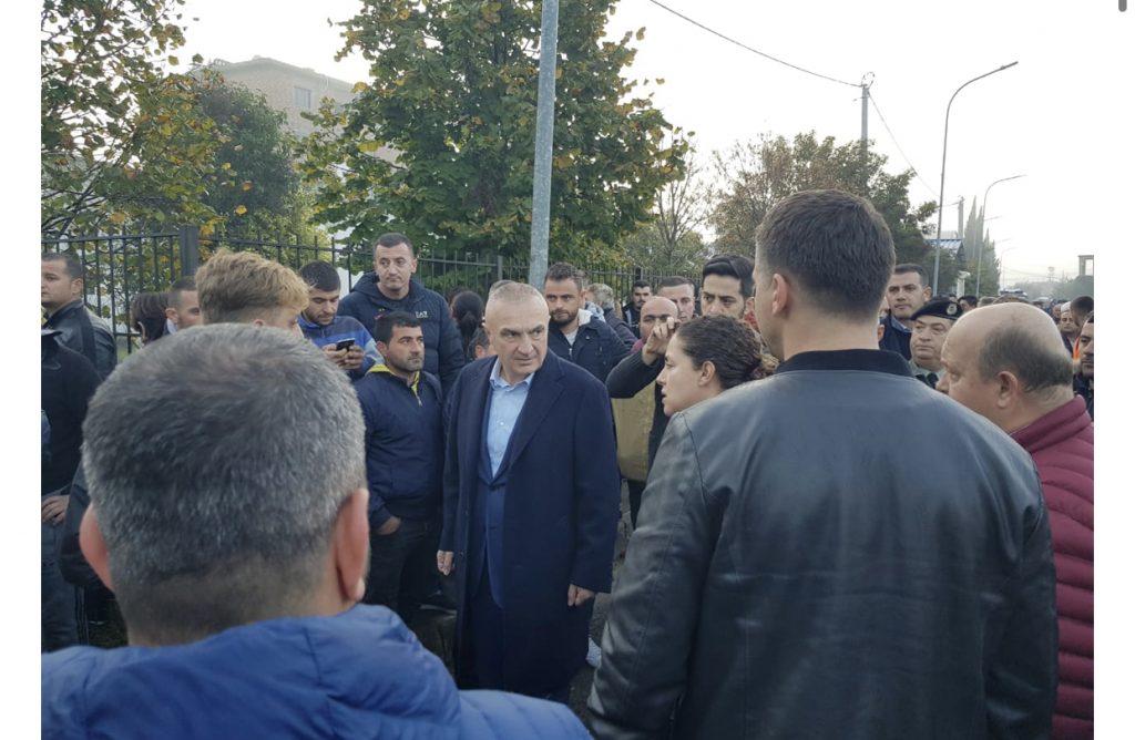 Presidenti Meta mbërrin në Thumanë: Situatë dramatike, ka njerëz nën rrënoja