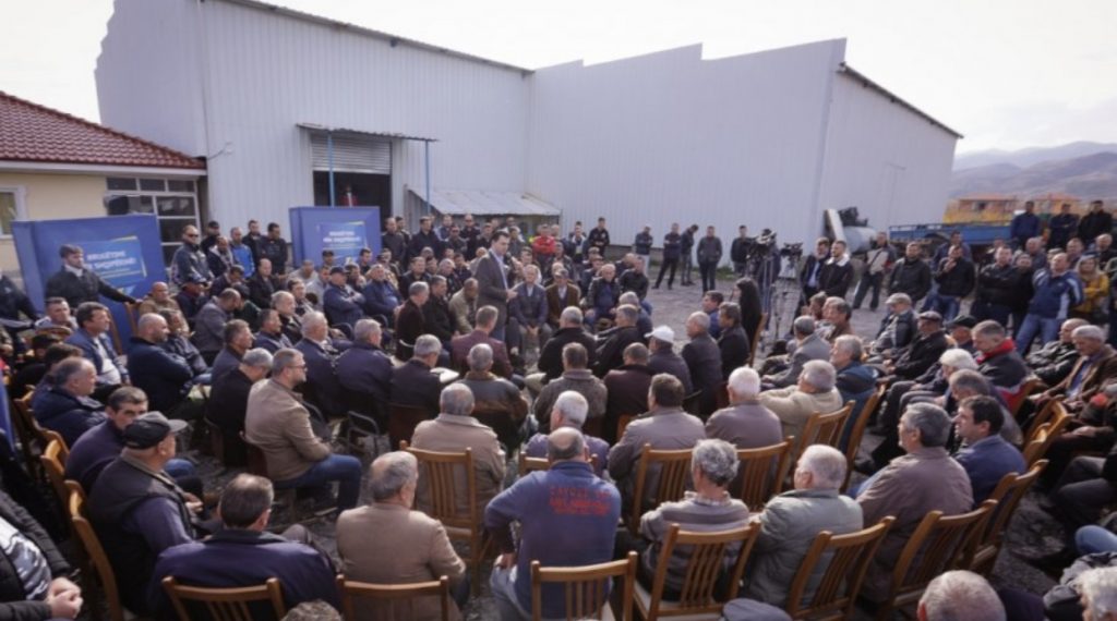 Basha fermerëve: Qeveria ju rëndon me taksa abuzive