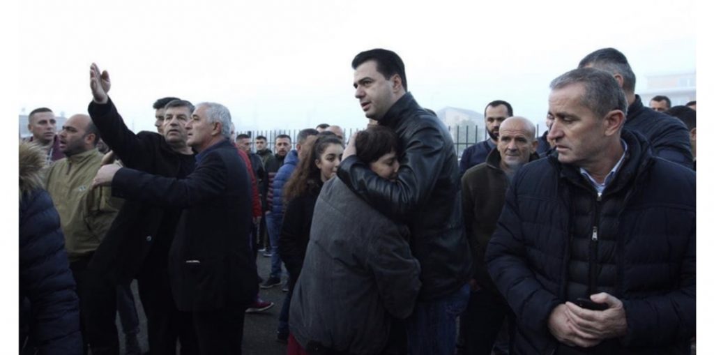 Sot s’ka politikë, vetëm solidaritet’! Basha, vetëm këtë thirrje për qeverinë: Të shpallet gjendja e emergjencës!