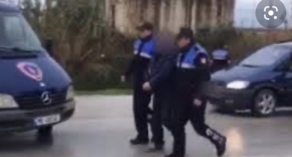 Përplasjen e makinave e zgjidhin me armë