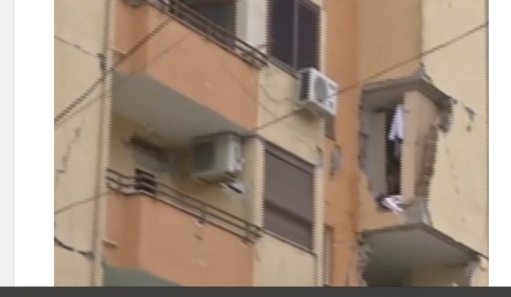 Shkëputen muret e pallatit në Durrës