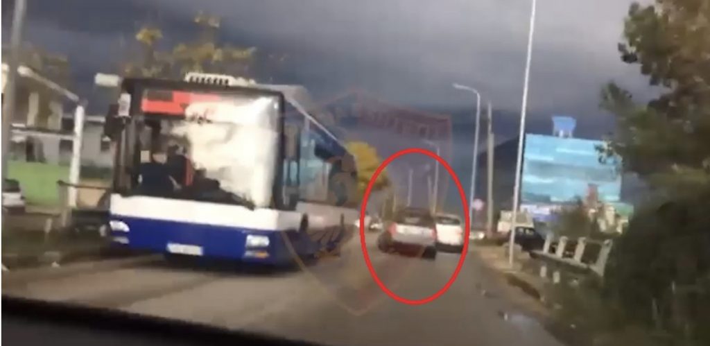 Një 18-vjeçar ‘i bën zbor’ policisë për 60 minuta rresht, ja si e kapën
