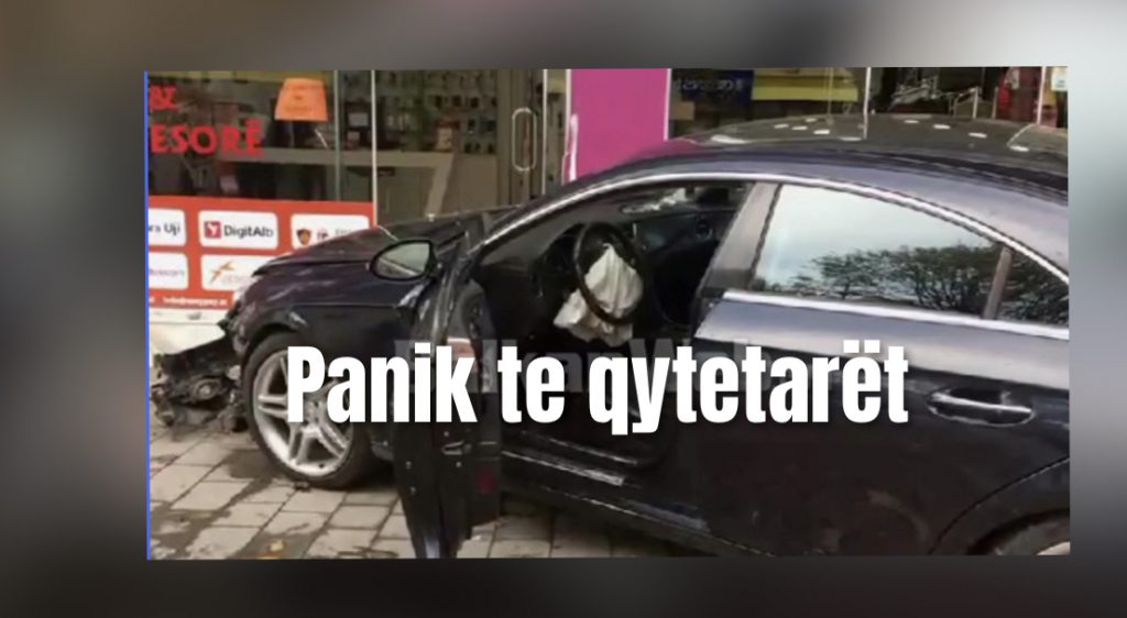 Video/ Makina pas përplasjes përfundon në dyqan