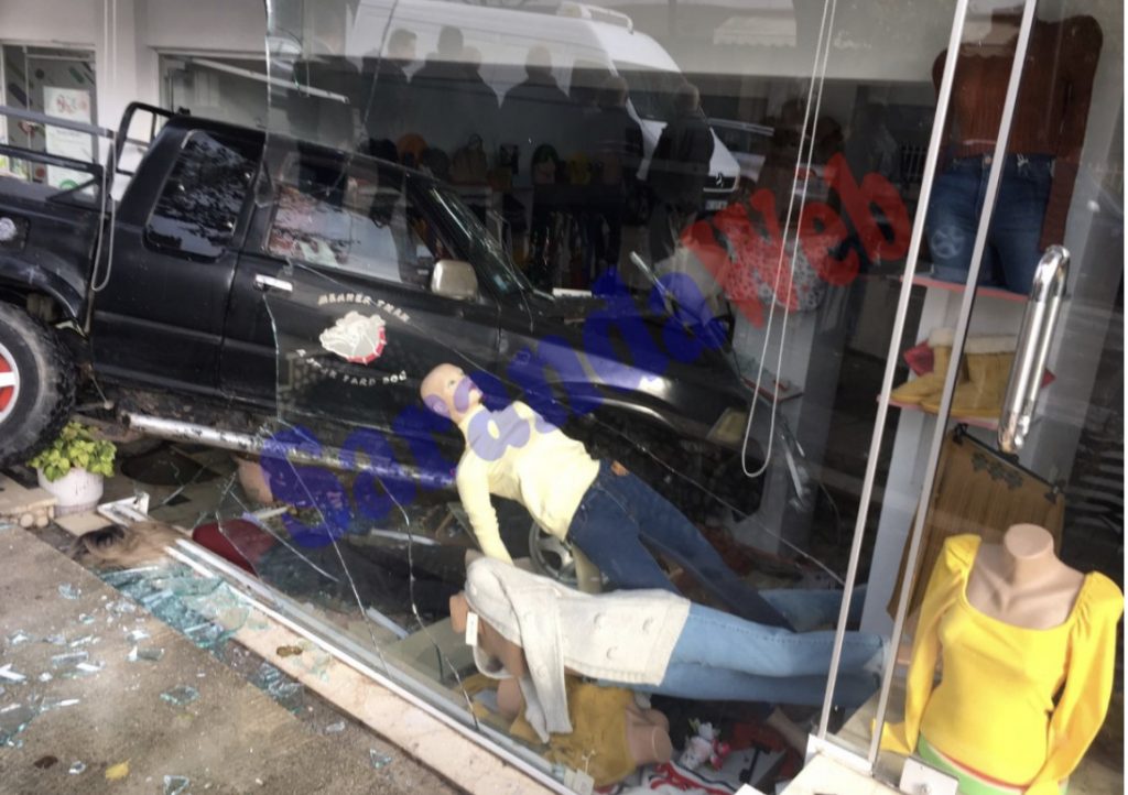 Sarandë, makina përfundon në  një dyqan rrobash