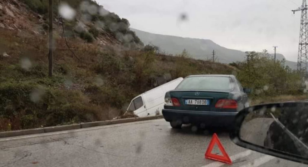 Elbasan/20-vjeçarja e aksidentuar dje, udhëtonte me mikun e saj