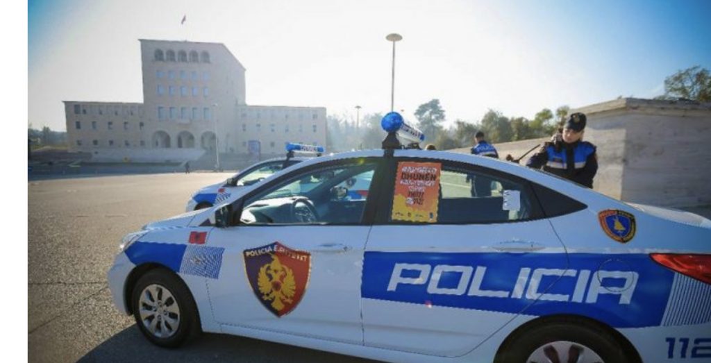 Grushta mbi policin që po e shoqëronte në Komisariat