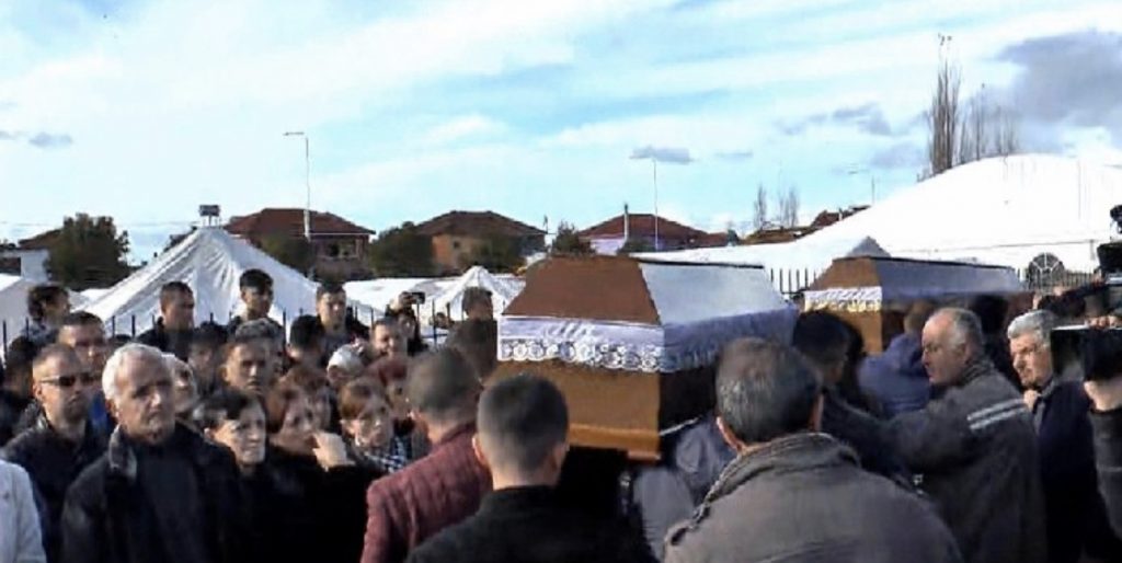 Rama me tuta në ceremoninë mortore të familjes Cara dhe Greku