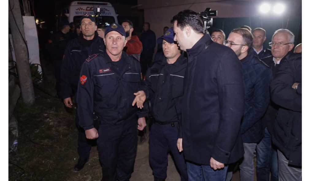 Pasojat e tërmetit/ Basha pranë familjes Lala në Durrës: Situatë dramatike në rrënojat e banesës