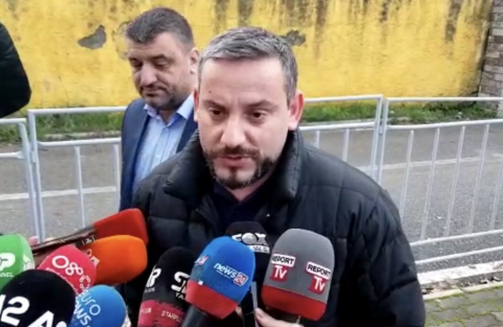Gjyqtari që i dogjën makinën gjatë natës: Unë nuk tërhiqem