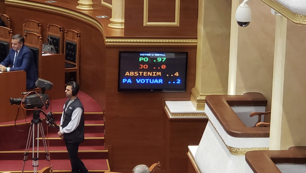 Rezoluta ‘kundër’ Presidentit/ Maxhoranca dhe opozita e re bashkojnë sërish votat. Vetëm 4 deputetë abstenojnë
