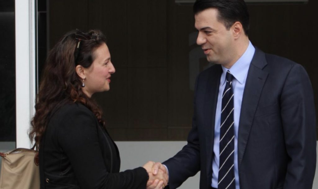 Ambasadorët kryesorë “zbarkojnë” në selinë e PD, detaje nga takimi me dyer të mbyllura
