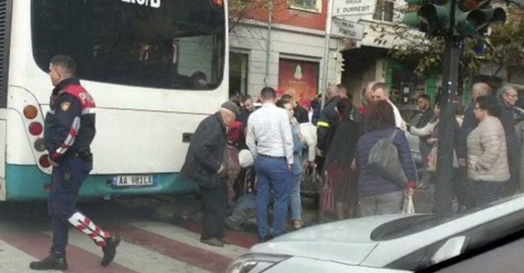 Urbani përplas këmbësorin te rruga e Durrësit