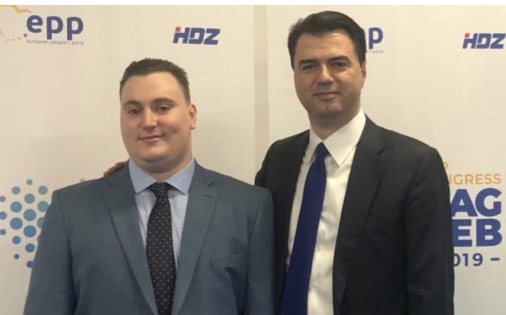 Na mungon Sokoli”, Basha poston foton me djalin e Olldashit