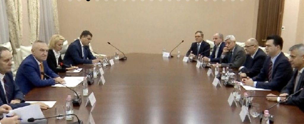 Takimi/ Ftesa e Metës, nis mbledhja në Presidencë me krerët e partive opozitare