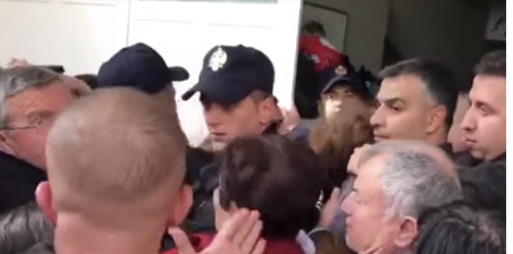 Gruaja: Të ma ushqejnë vajzën, jemi rrugëve
