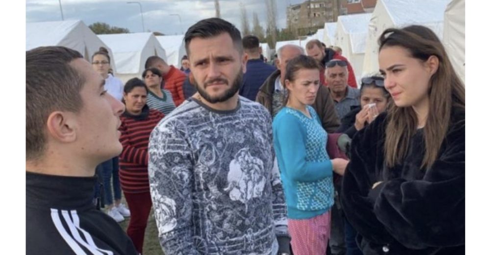 Heq atletet nga këmbët dhe ia dhuron një qytetari të prekur nga tërmeti (Foto)
