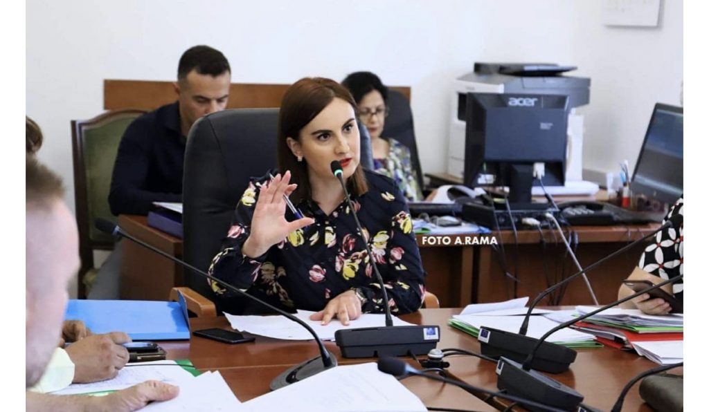 Kryetarja e Komisionit të Medias braktis mbledhjen: Largohem deri sa Rama të tërhiqet