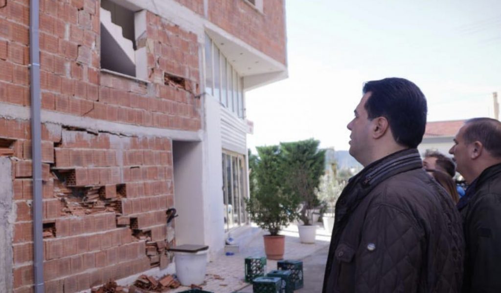 Basha inspekton njësitë, banorët denoncojnë: Me qindra banesa në rrezik