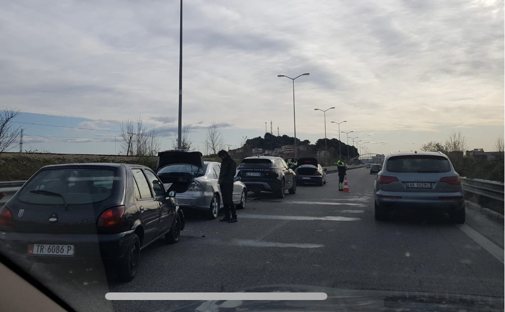 FOTOT/Aksident i katërfishtë në Malin e Robit