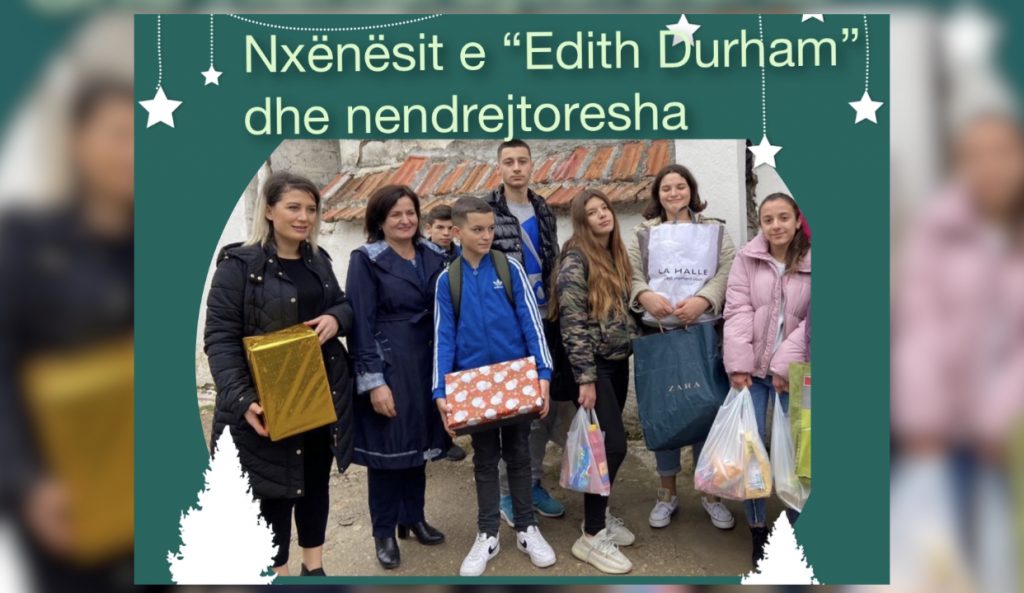 Nxënësit e “Edith Durham” dhe nëndrejtoresha urojnë për festat,dy familje të goditura nga tërmeti