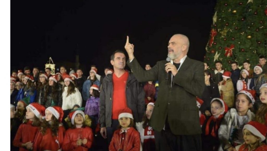 VIDEOLAJM/ Dalin pamjet, Rama i tregon gishtin e mesit protestuesve në Sheshin “Skënderbej”