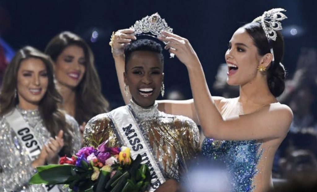 Mesazhi  goditës  i Miss Universe 2019,po bën xhiron e botës (si reagoi kur mësoi fitoren)