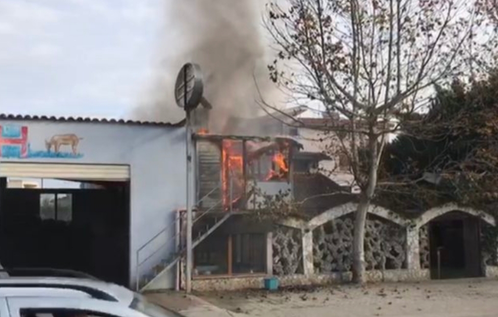 Përfshihet nga flakët lokali me mish zgare, panik tek qytetarët